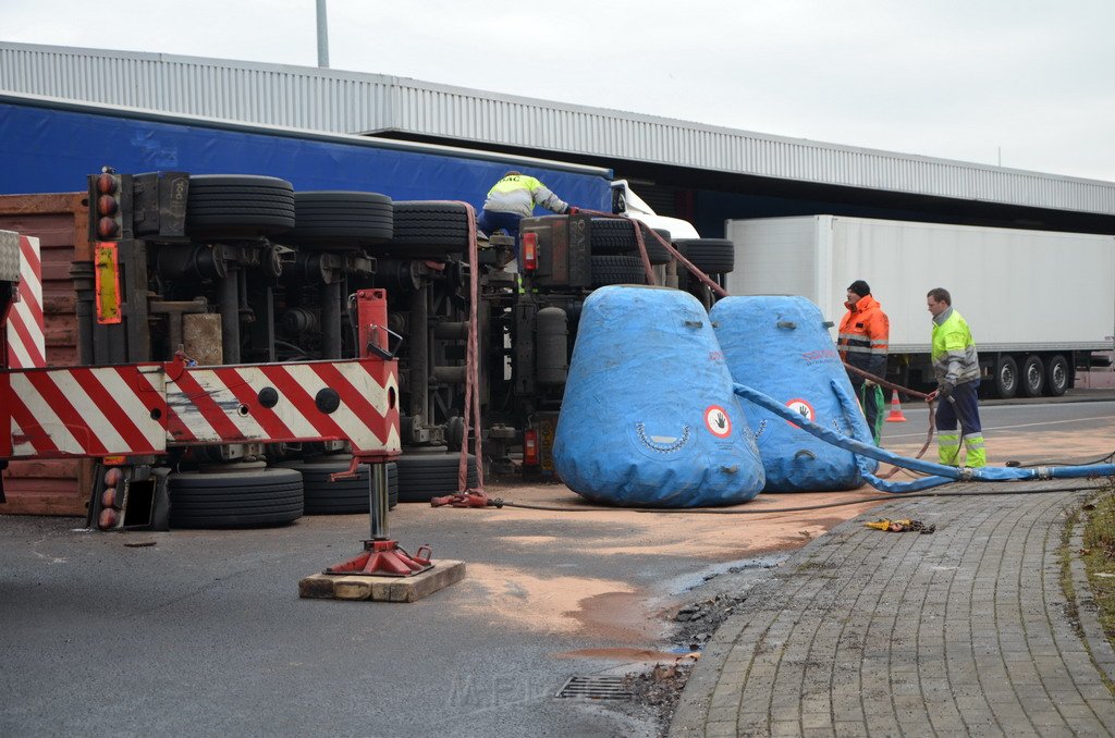 LKW umgestuerzt Niehler Hafen P154.JPG